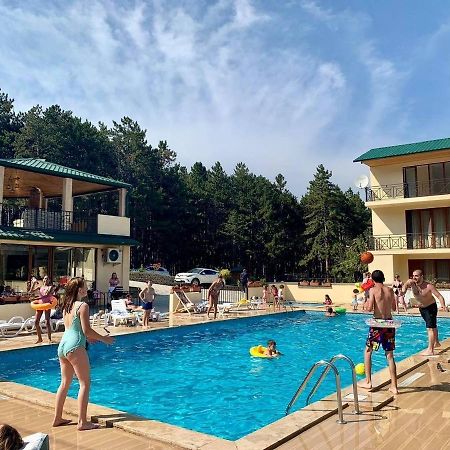 Hotel Surami מראה חיצוני תמונה