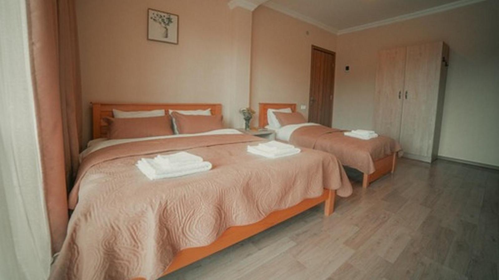 Hotel Surami מראה חיצוני תמונה