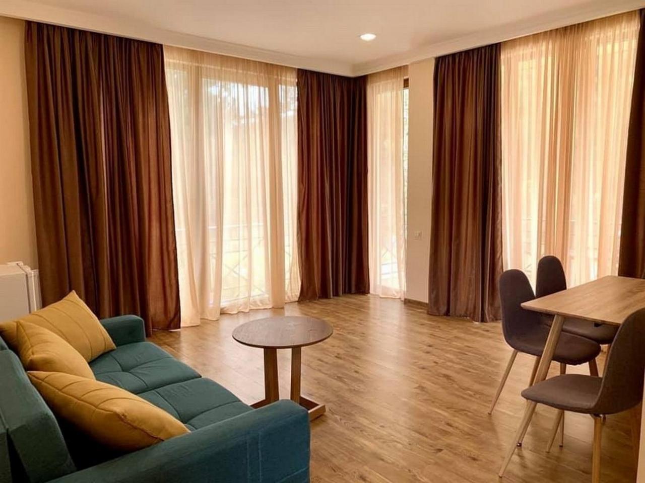 Hotel Surami מראה חיצוני תמונה
